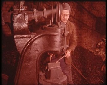 Sichelherstellung: In einem Hammerwerk in Opponitz, Niederösterreich, werden Sicheln hergestellt. Der Film zeigt sämtliche Arbeitsgänge vom Abschneiden des Bandstahls bis zum Befestigen der Griffe.