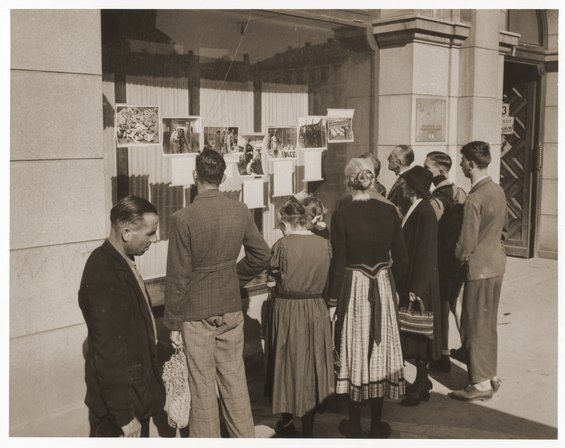 Vor einem Schaufenster&nbsp;– Linz im Mai 1945
