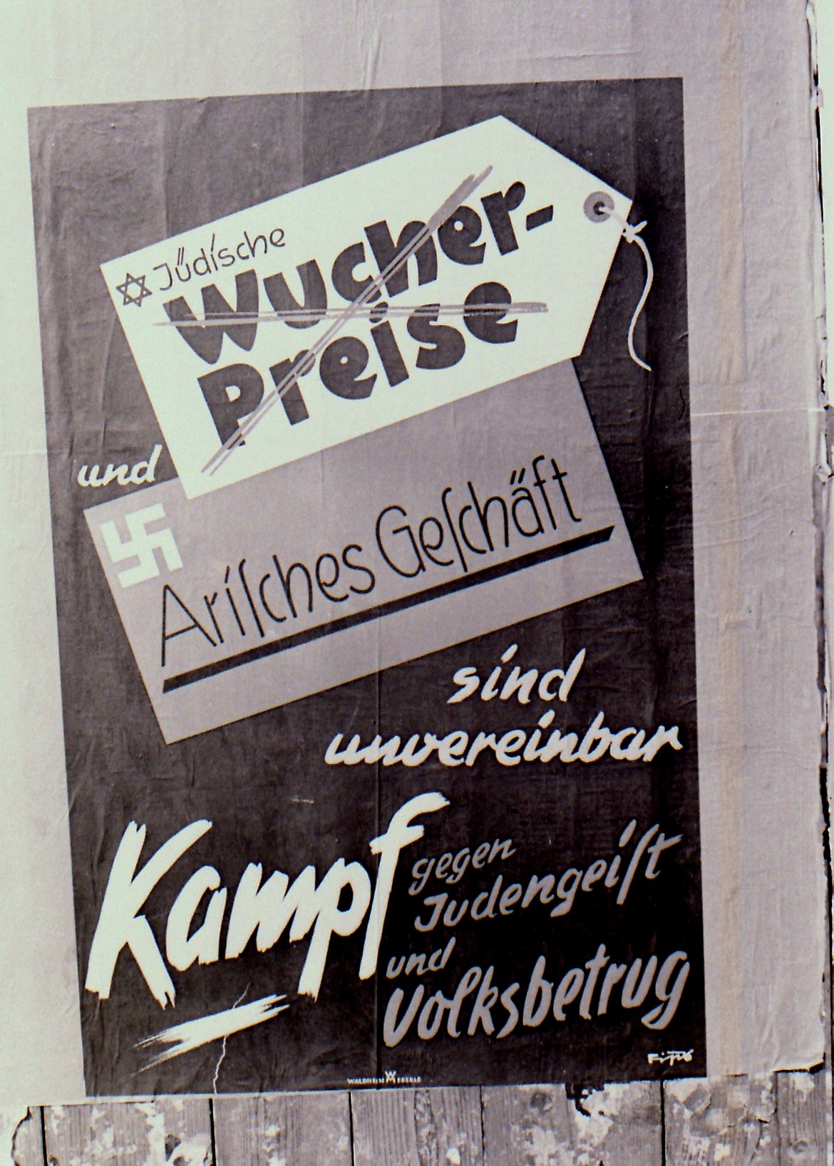 Auf dem Plakat steht: "Jüdische Wucherpreise und Arisches Geschäft sind unvereinbar" darunter "Kampf gegen Judengeist und Volksbetrug"