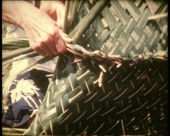 Beispiel für einen wissenschaftlichen Dokumentarfilm: Polynesien - Gesellschaftsinseln - Flechten einer Tragtasche