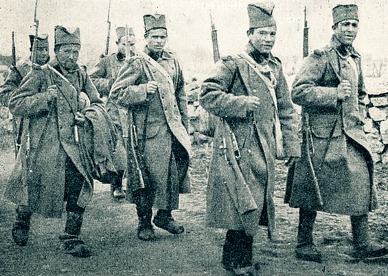 Junge serbische Soldaten