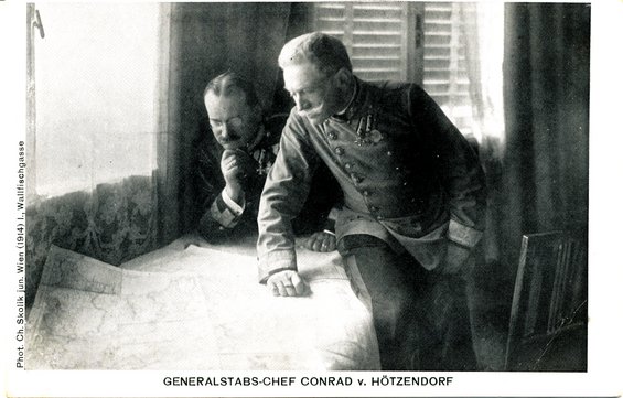 Der österreichisch-ungarische Generalstabschef Franz Conrad von Hötzendorf beim Kartenstudium