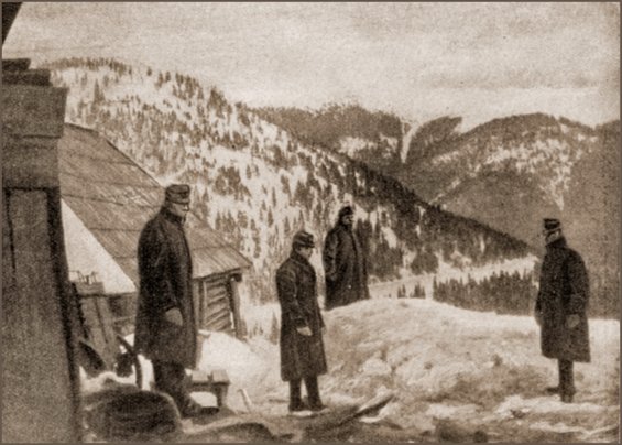 Wache vor der Telephonstation auf einem verschneiten Karpathenübergange
