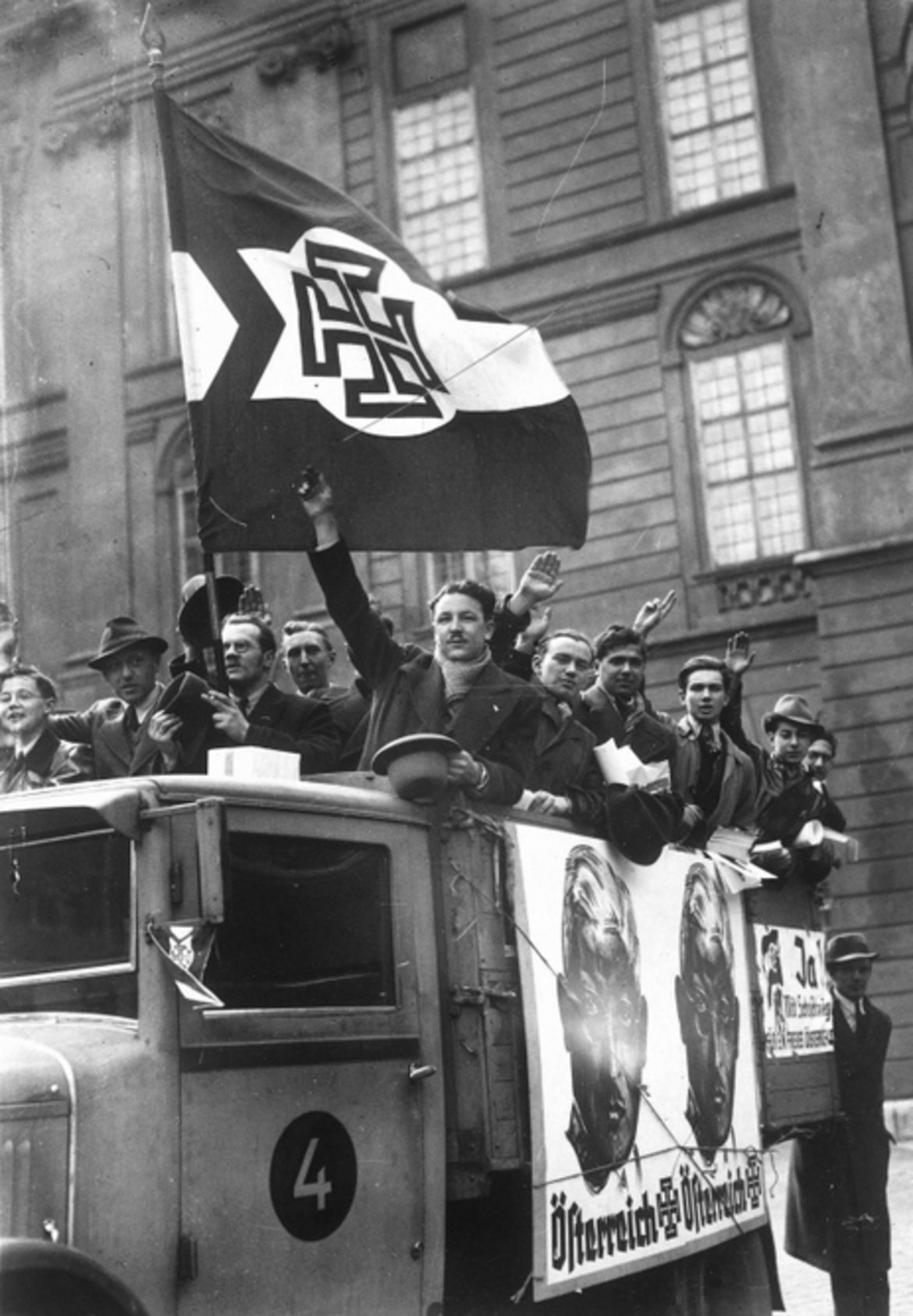 Schuschnigg-Anhänger am 10. März 1938