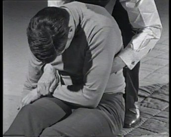 Demonstriert werden verschiedene Rettungsgriffe sowie Anwendungen des Rautek-Griffes zur Bergung von Verletzten. Der Film aus dem Jahr 1970 wurde in Zusammenarbeit mit Franz Rautek gestaltet.