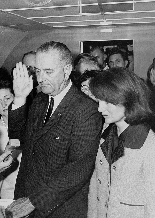 Vizepräsident Johnson legt den Amtseid als Präsident der Vereinigten Staaten von Amerika ab - Airfore One - 22. November 1963