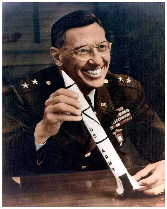 Major General Holger N. Toftoy mit einem Raketenmodell