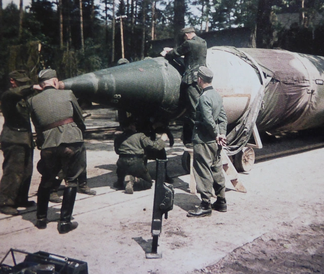 Vorbereitungen für den Start der deutschen A4/V2 18031 auf dem SS Truppenübungsplatz Heidelager im polnischen Blizna im Juni 1944.