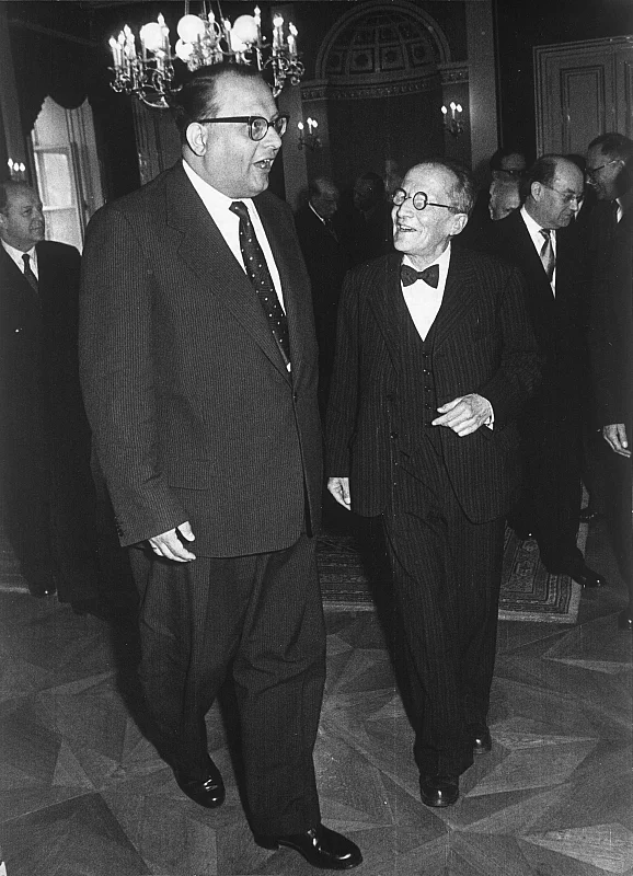 <p>Erwin Schrödinger mit dem Unterrichtsminister Heinrich Drimmel in Wien (1956)</p>