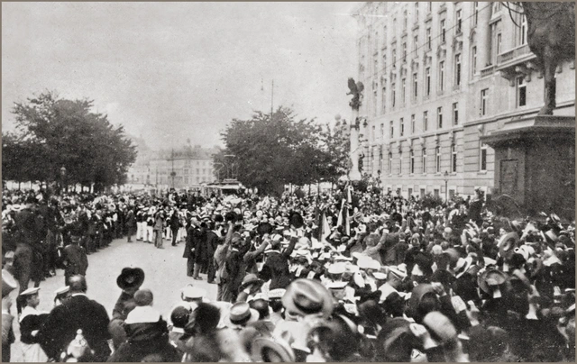 Kriegsbegeisterung in Wien vor dem Kriegsministerium