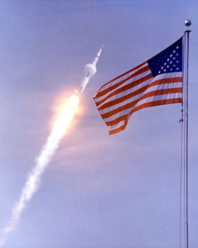 Start der Saturn V Rakete - Rakete durchbricht die Schallmauer kurz nach der Start