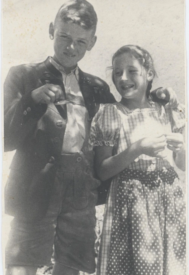 <p>Margareta Ellmauer mit ihrem Bruder</p>