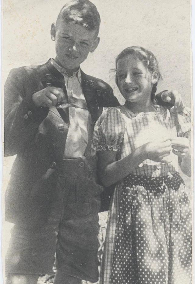 <p>Margareta Ellmauer mit ihrem Bruder</p>