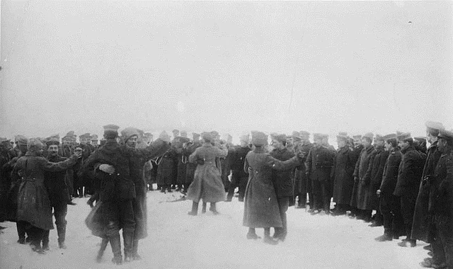 Verbürderung an der Ostfront zwischen russischen und deutschen Soldaten