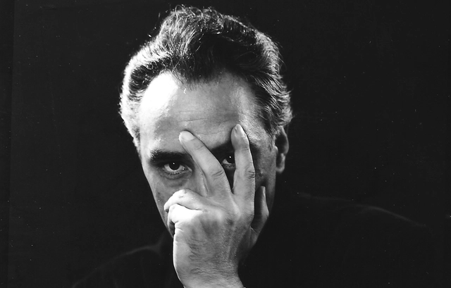 Portrait von Viktor Reingruber alias XY. Mit Hand teilweise vor seinem Gesicht.