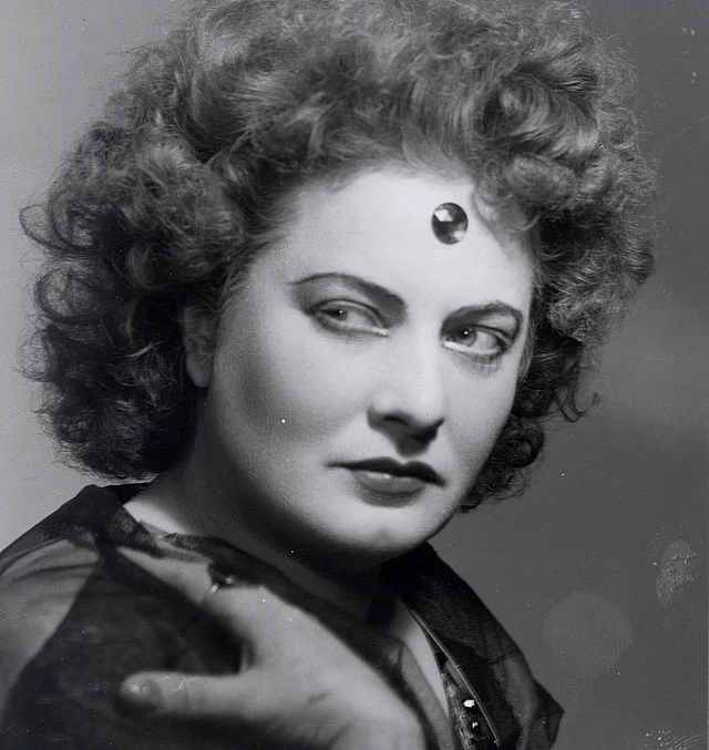 Portrait mit rundem Edelstein auf der Stirn.