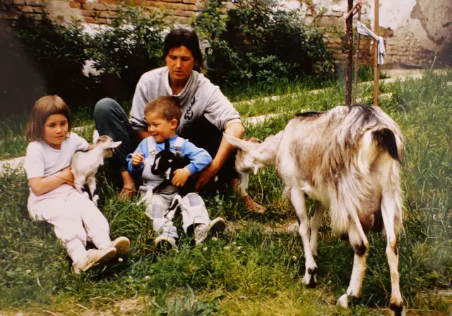 Maria Vogt auf ihrem Biobauernhof in Obersdorf, Ende der 80er-Jahre