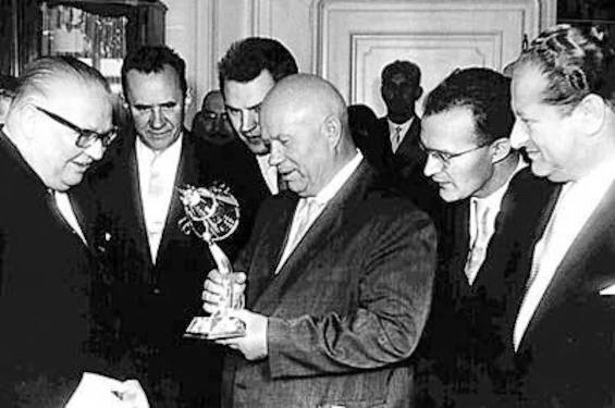 Chruschtschow übergibt Vizekanzler Pittermann das Modell einer sowjetischen Raumkapsel. V.l.n.r. Bruno Pittermann, Andrei Gromyko, Nikita Chruschtschow und ganz rechts Bruno Kreisky. Wien 1960.