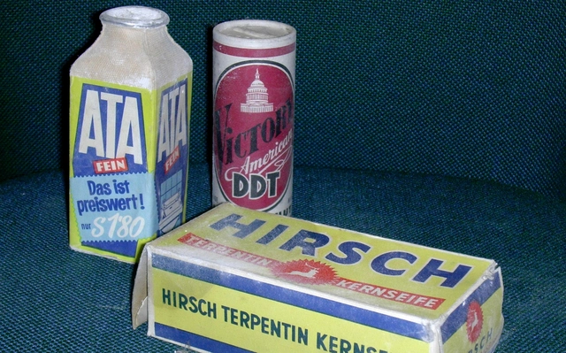 Foto von alten Putzmittel: ATA-Scheuerpulver, Victory American DTD-Pulver und Hirsch Terpentin-Kernseife.