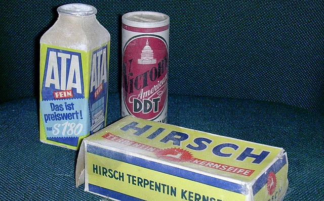 Foto von alten Putzmittel: ATA-Scheuerpulver, Victory American DTD-Pulver und Hirsch Terpentin-Kernseife.