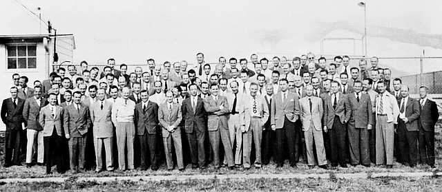 Gruppenbild der 104 deutschen Raketen-Wissenschaftler in Fort Bliss im Jahr 1946.