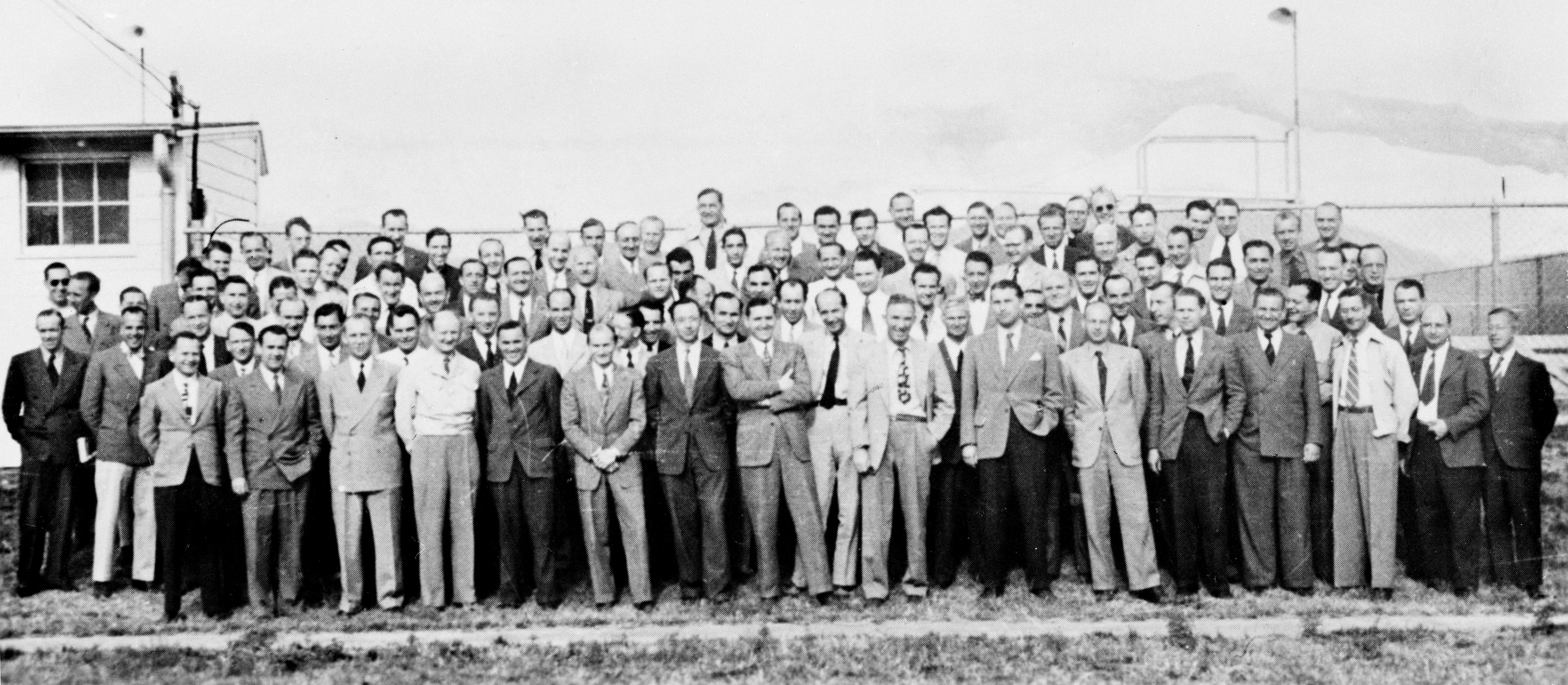 Gruppenbild der 104 deutschen Raketen-Wissenschaftler in Fort Bliss im Jahr 1946.