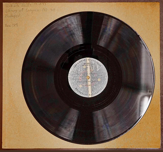Platte in einem handschriftlich beschrifteten Cover. Auf dem Label steht: „The Library of Congress. Division of Music. LA. Recording Laboratory. Arnold Schonberg. Budapest String Quartet. Transfigured Night.“