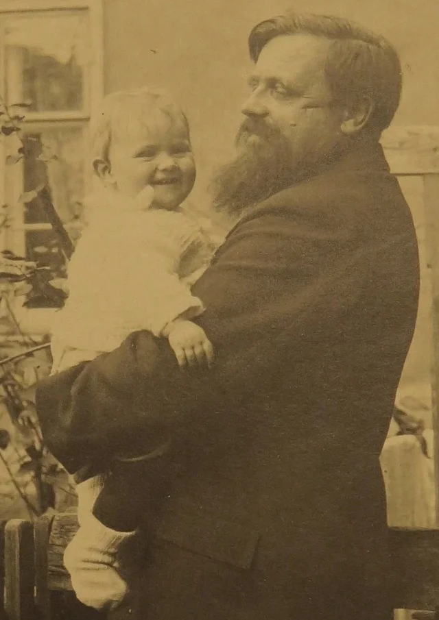 <p>Der Vater von Else Fritschl mit ihrer Schwester.</p>