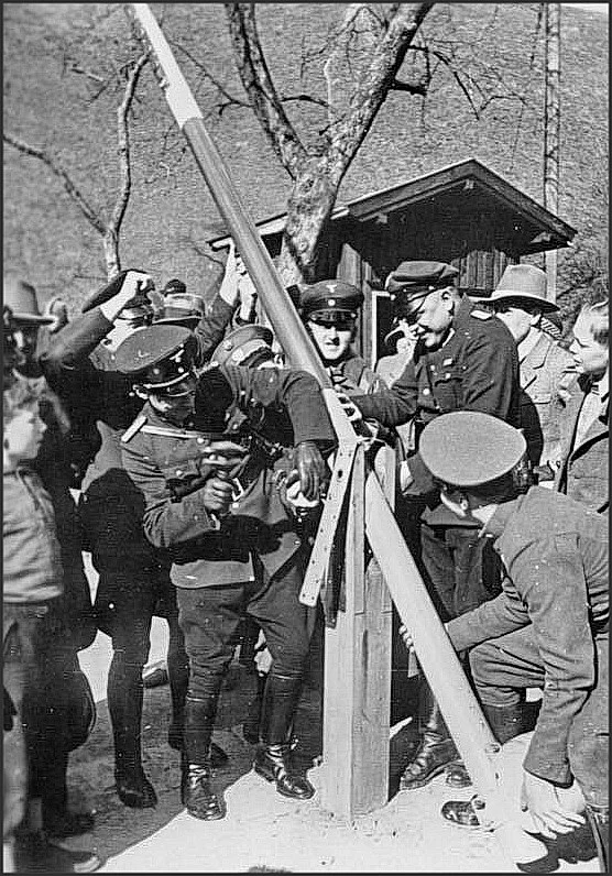 <p>Demontage von Grenzschranken durch österreichische und deutsche Grenzbeamte</p>
