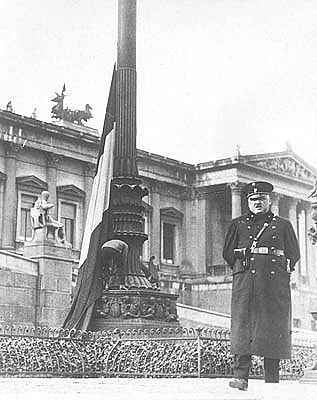 Einziehen der Fahne vor dem Parlament auf Weisung der Polizei. Wien, am 15. März 1933. Ein Polizist steht neben der eingeholten Flagge vor dem Parlament
