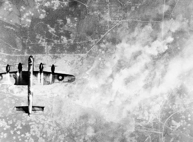 Ein britischer Avro-Lancaster-Bomber beim Einsatz über der fast fertigen V2-Abschussanlage am Pas-de-Calais