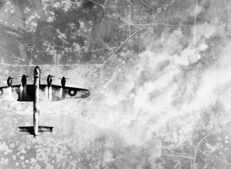 Ein britischer Avro-Lancaster-Bomber beim Einsatz über der fast fertigen V2-Abschussanlage am Pas-de-Calais