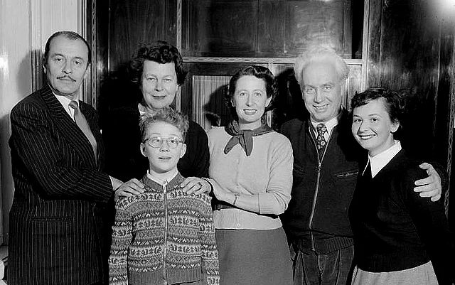 Gruppenfoto also quasi ein Familienfoto der Schauspieler.