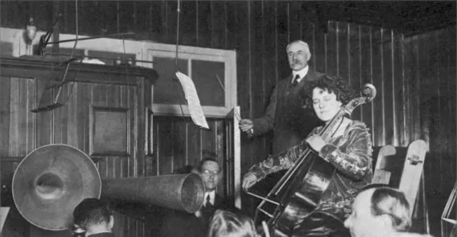 Beatrice Harrison, Edward Elgar bei der Aufnahme von dessen Cello-Konzerts, 1920