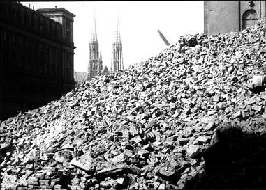 Trümmerhaufen vor der Votivkirche in Wien, 1945.