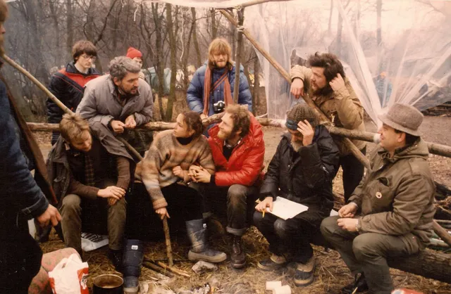 Dieter Bogner (graue Jacke) mit Mitstreiter:innen in der Stopfenreuther Au, 1984