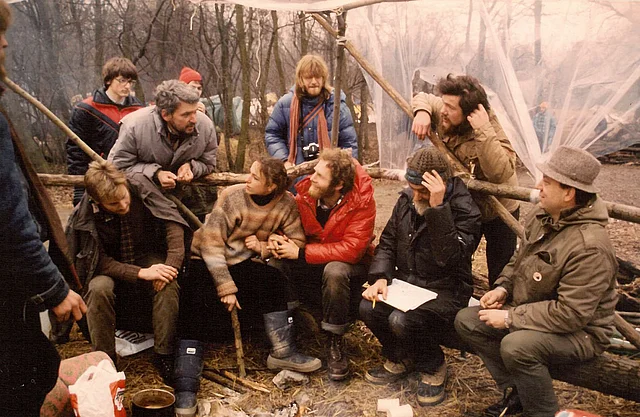 Dieter Bogner (graue Jacke) mit Mitstreiter:innen in der Stopfenreuther Au, 1984