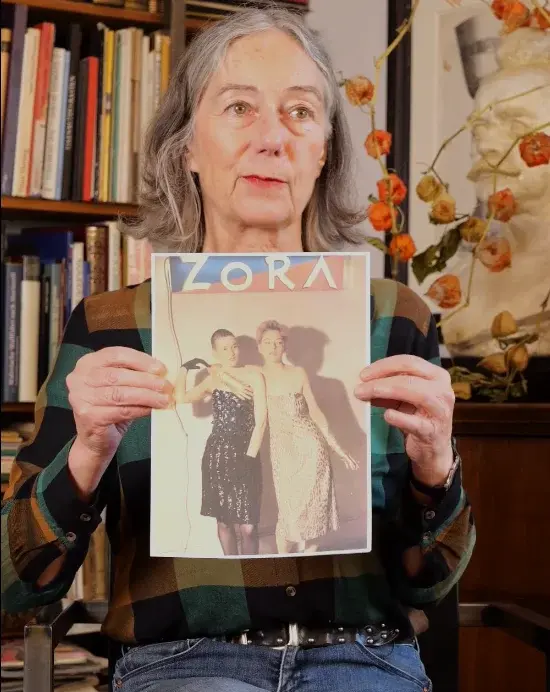 Erika Thümmel im Interview bei der Präsentation von persönlichen Erinnerungsstücken, 2025