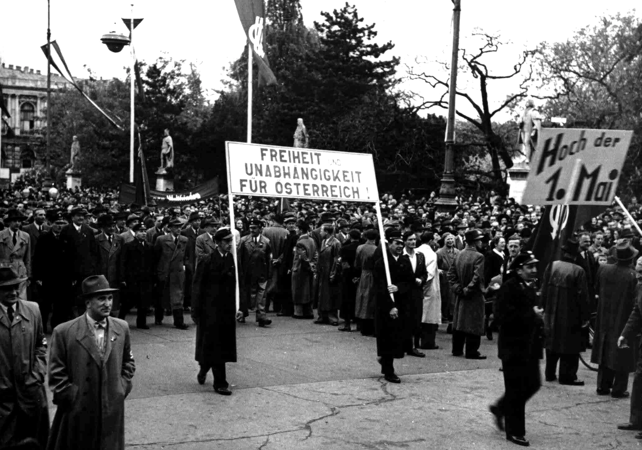 Eine Große Tafel "Freiheit und Unabhängigkeit für Österreich" wird vom Festzug mitgetragen. 