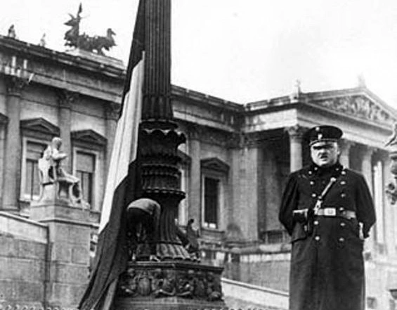 Einziehen der Fahne vor dem Parlament auf Weisung der Polizei. Wien, am 15. März 1933. Ein Polizist steht neben der eingeholten Flagge vor dem Parlament