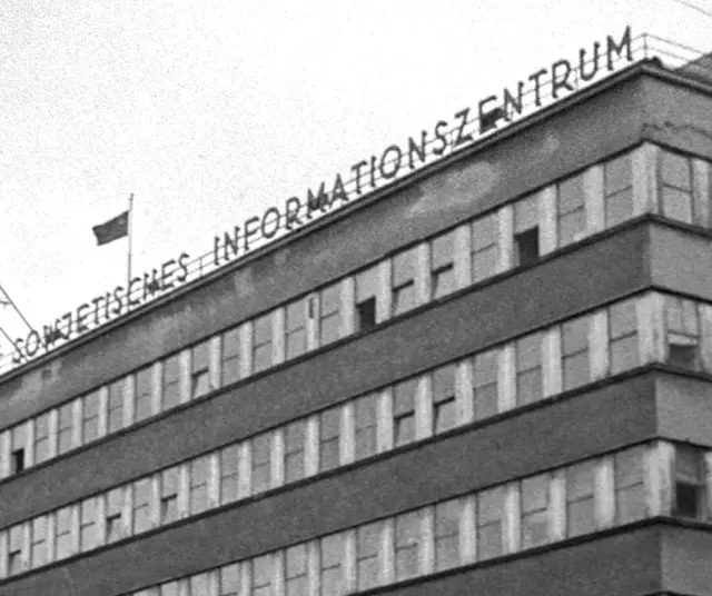 Modernes Hochhaus mit Schriftzug am Dach: "Sowjetisches Informationszentrum"