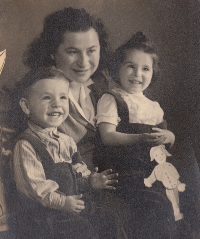 Schwarzweißes Familienfoto zeigt Vera Tal als Kind zusammen mit ihrem Bruder am Schoß der Mutter