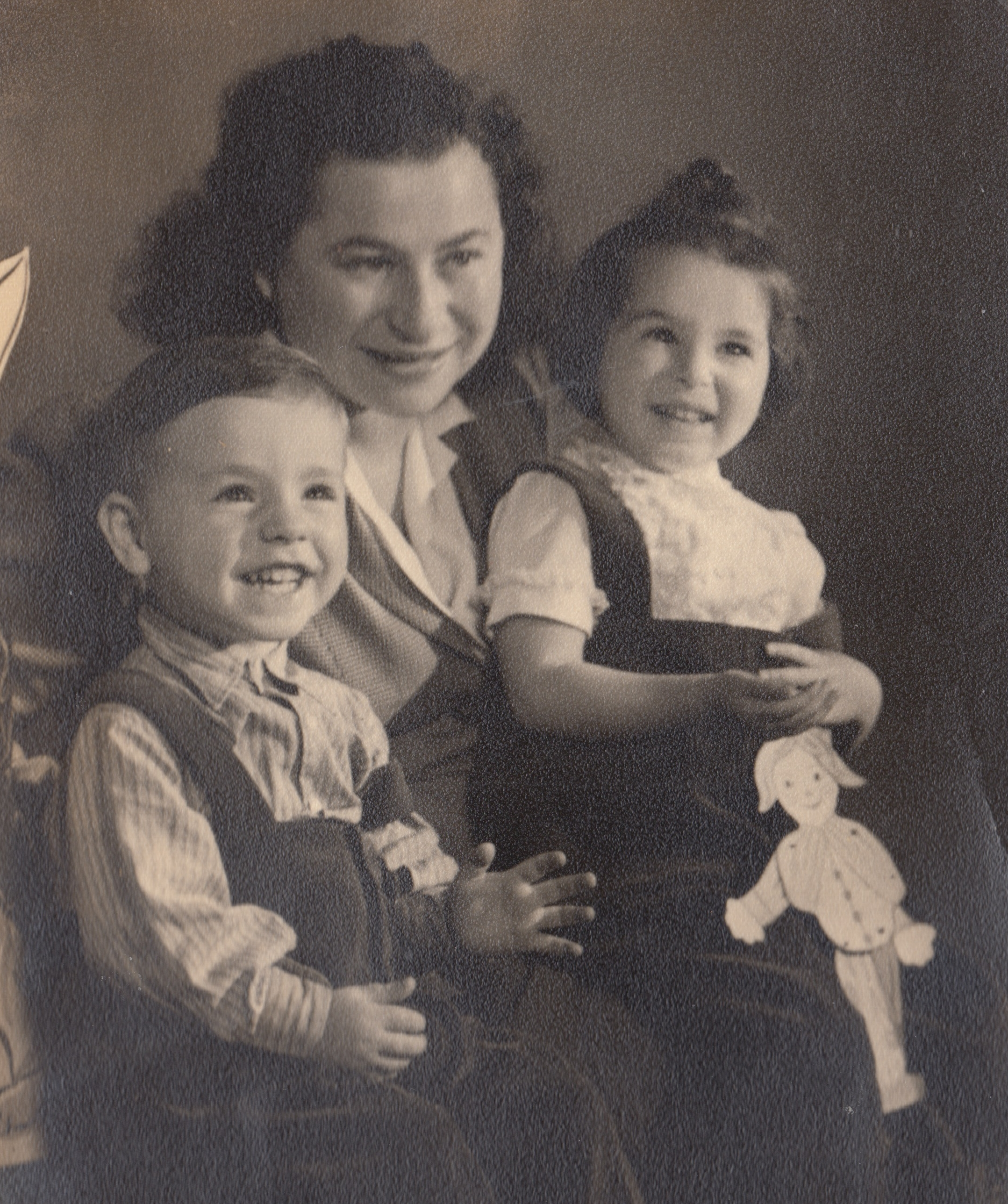 Schwarzweißes Familienfoto zeigt Vera Tal als Kind zusammen mit ihrem Bruder am Schoß der Mutter
