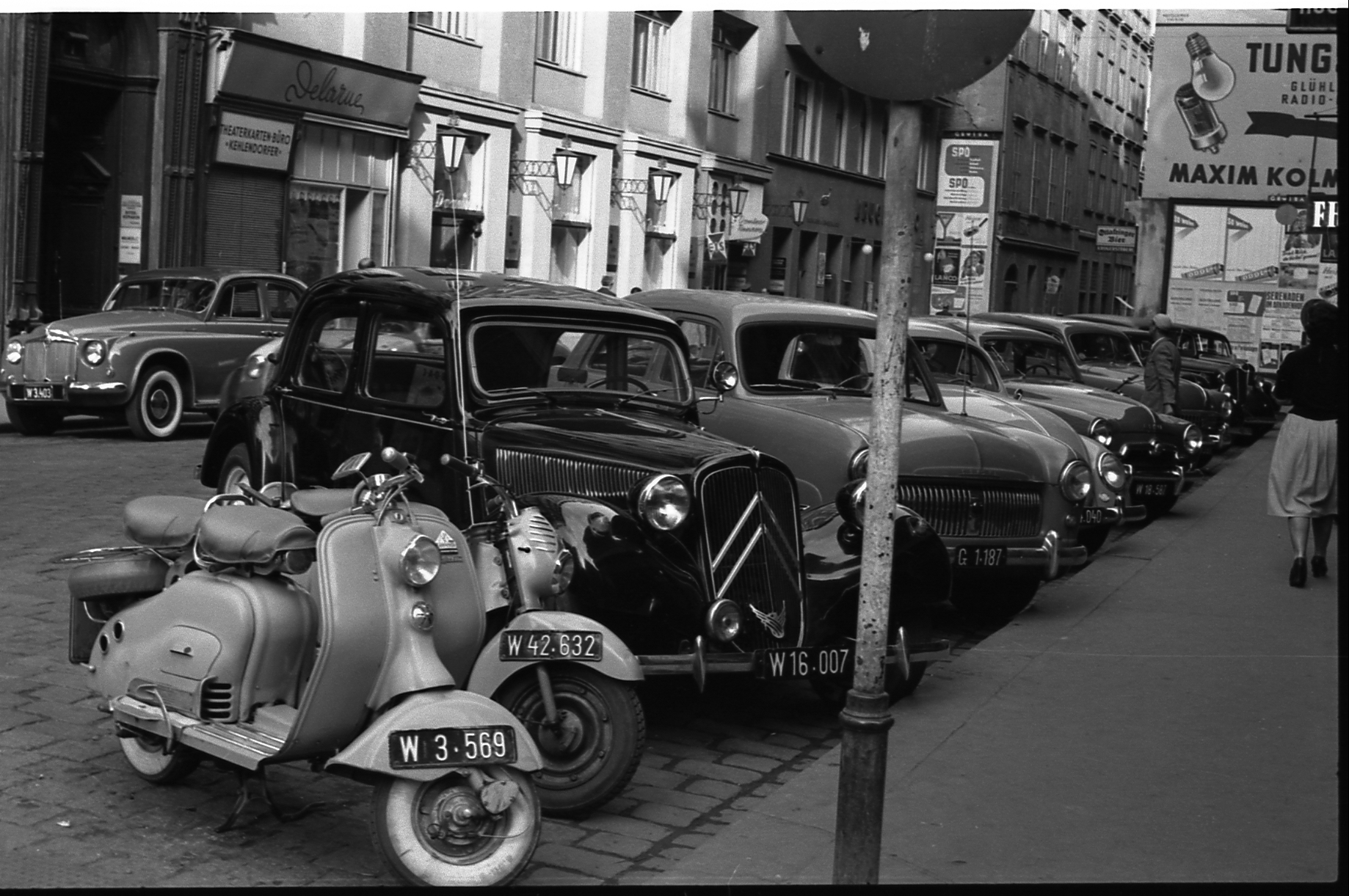 Straßenbild mit parkenden Motorrollern und PKW