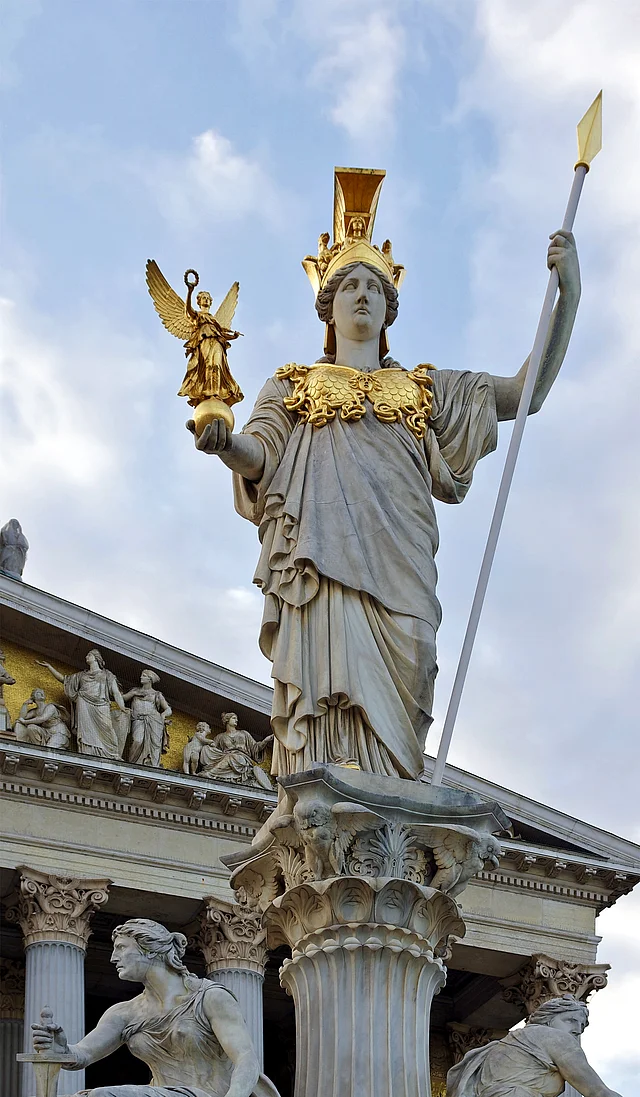 Fotografie der Statue von Pallas Athene vor dem Österreichischen Parlament