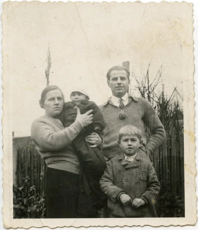 <p>Ernst Janda (vorne rechts) mit seiner Familie</p>