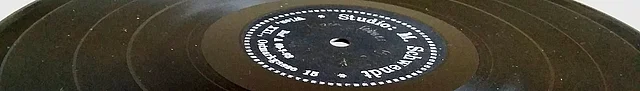 Schwarze Decelith-Schallplatte des Studio Schwendt.