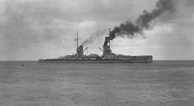 Ein deutsches Schlachtschiff der König-Klasse.