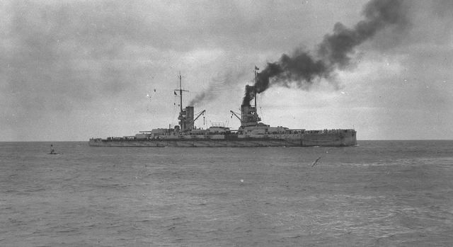 Ein deutsches Schlachtschiff der König-Klasse.