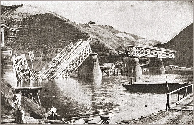 Gesprengte Eisenbahnbrücke in den Karpaten